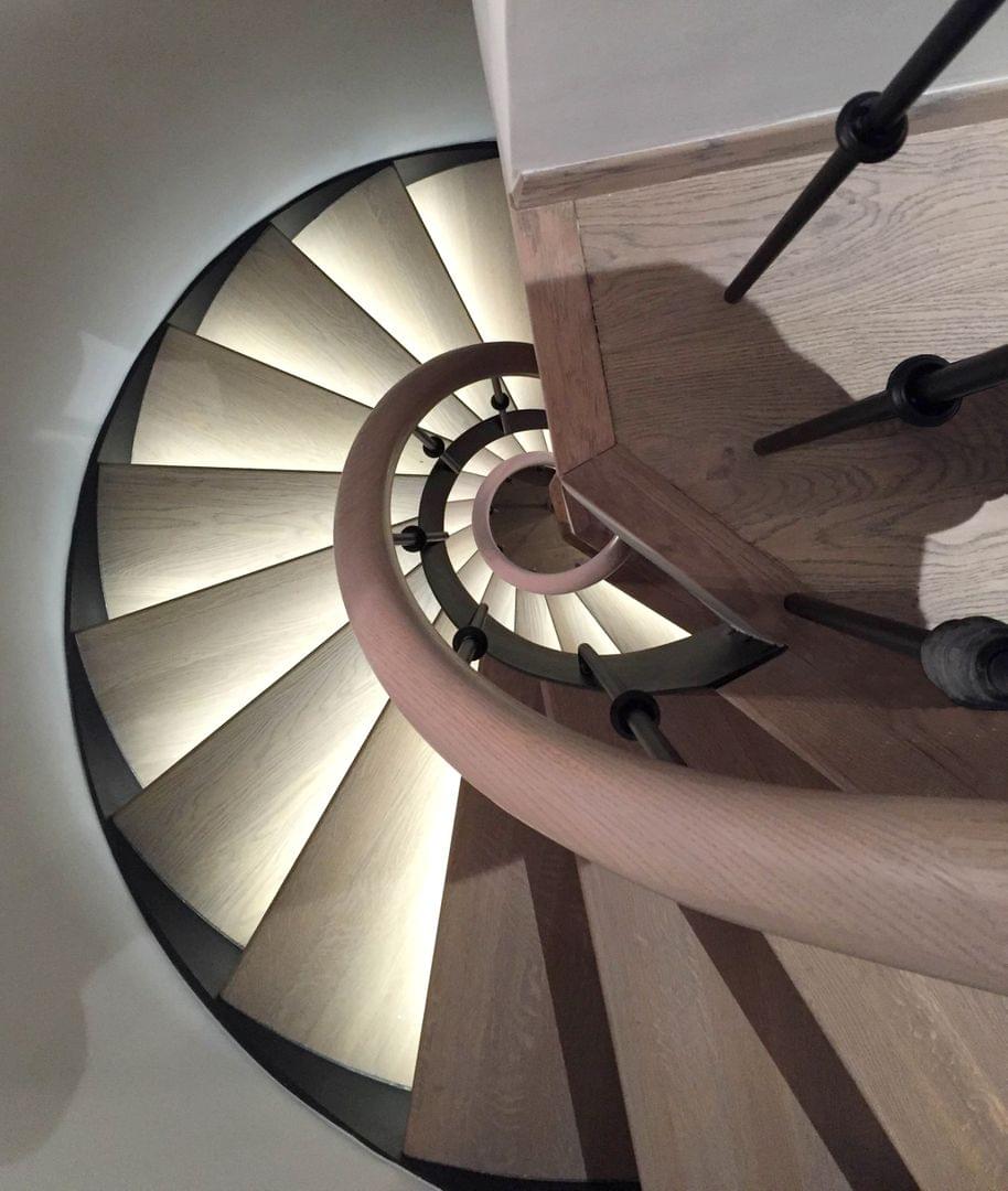 Escalier en colimaçon avec marches en bois et rampe en bois, design Treppenmeister
