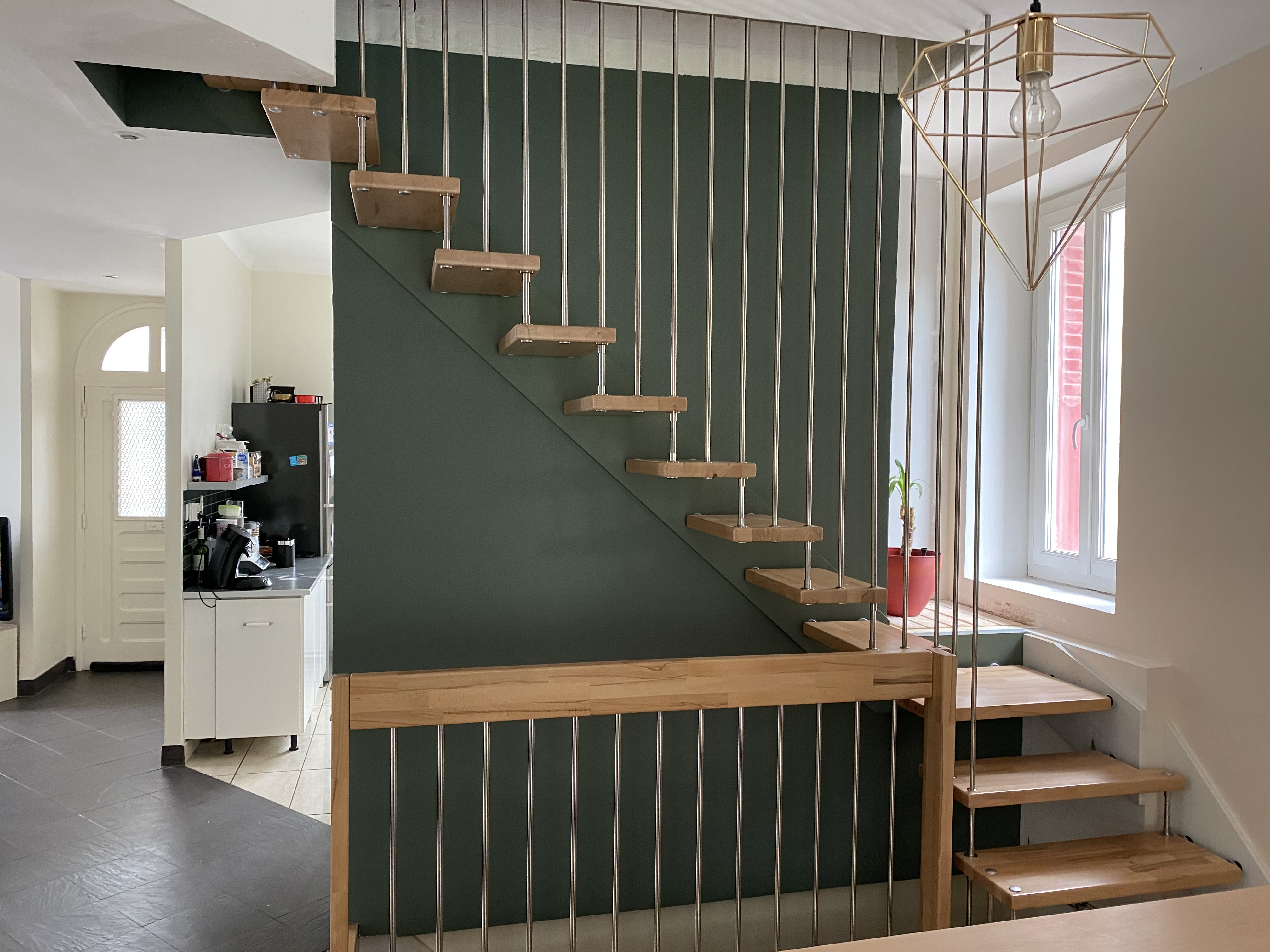 Escalier suspendu intérieur en bois avec rampe à balustres métalliques